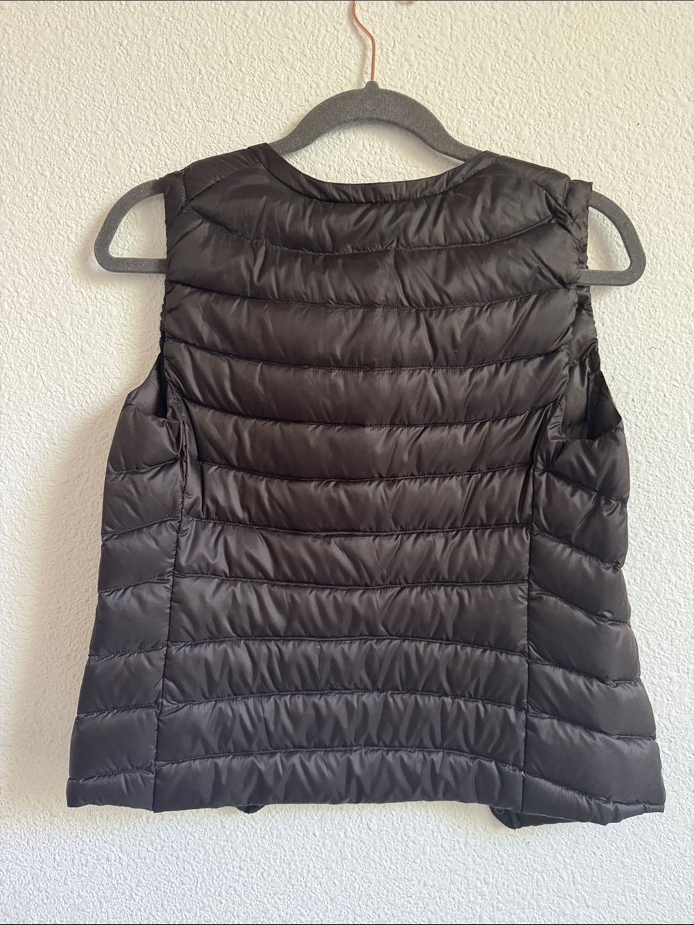 NWT Uniqlo Ultra Light Down Compact Vest Dark Brown XS - Picture 3 of 3